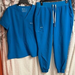 Figs scrub set in Extreme Blue